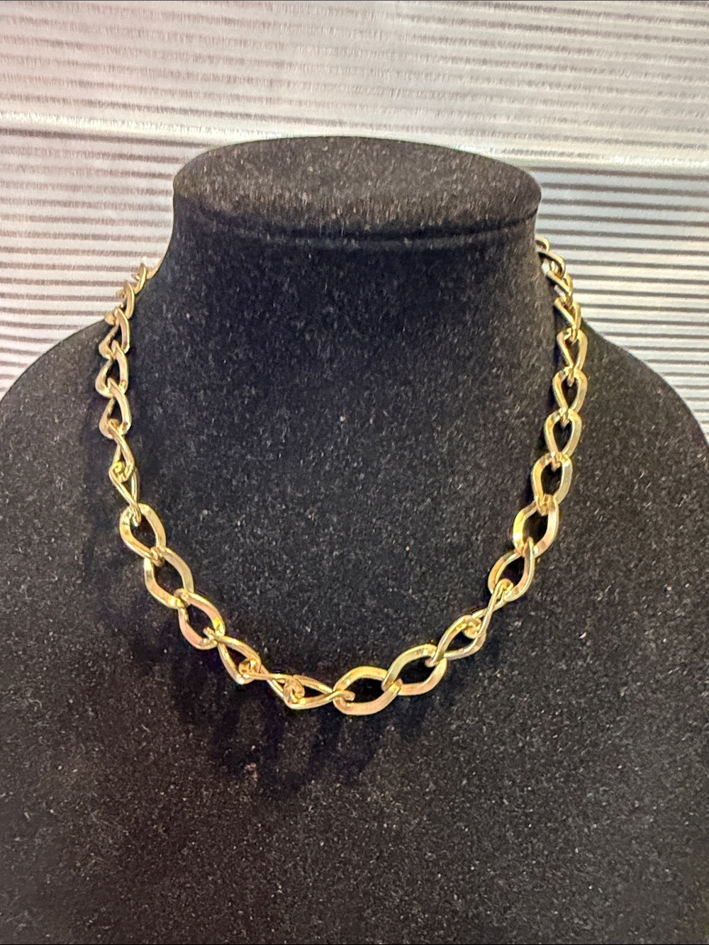 Source Unknown Gold Link Necklace - Sculpted Oval Chain